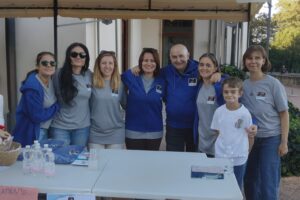 foto gruppo con maglia logo castellonsenza cesto